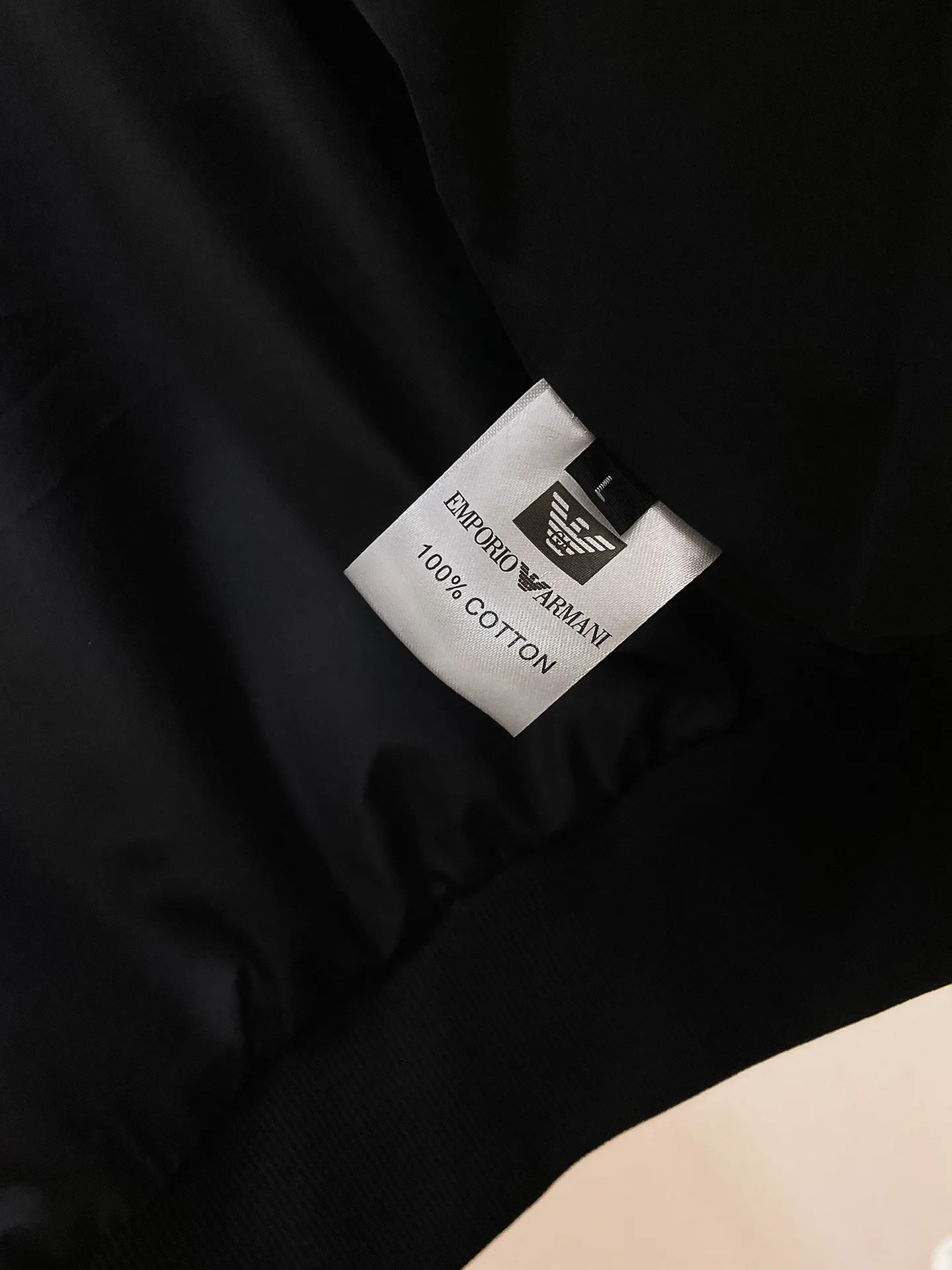 Armani official website Same Style, complete with three labels, on sale in advance. 2026 Autumn and Winter New Arrival men's jacket, Original with complete three labels, Premium version. Custom-made fabrics at the counter. Breathable, high comfort, impeccable details, brand element design concept, reflecting high quality. It feels delicate and soft, presents a casual cut, and has a great upper body shape. Sizes: M～3XL,